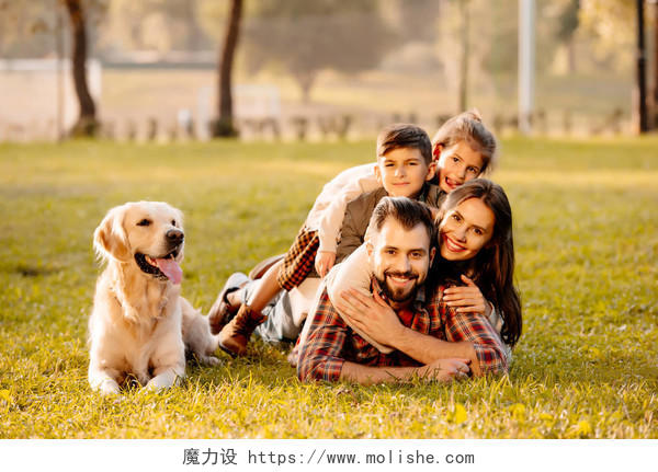 幸福的家庭有两个孩子躺在草地上一堆幸福一家人幸福家庭幸福的人